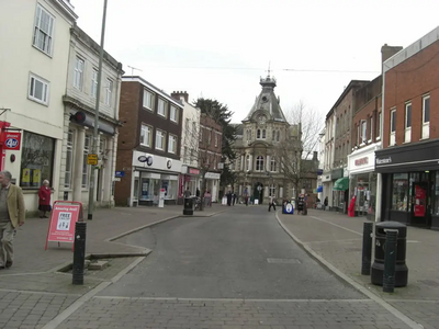 © Lewis Clarke (CC BY-SA 2.0) Fore Street & Tiverton Town Hall
